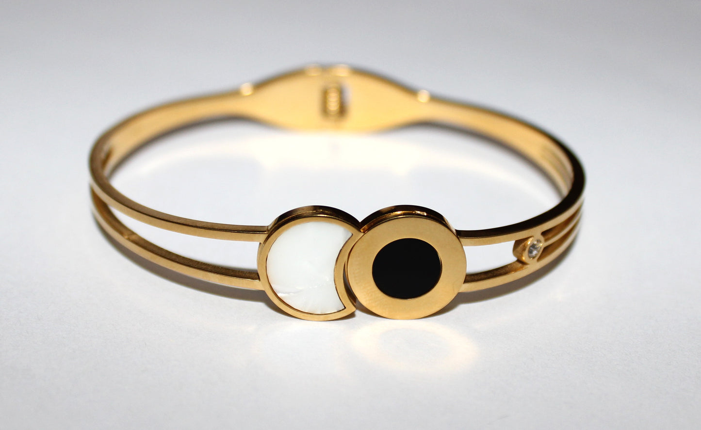 Golden Bracelet with White and Black Circular Design anti tarnish