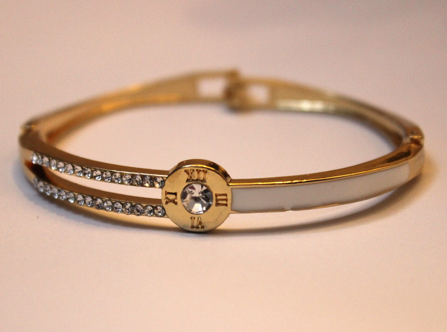 Golden bracelet-Circular stone design