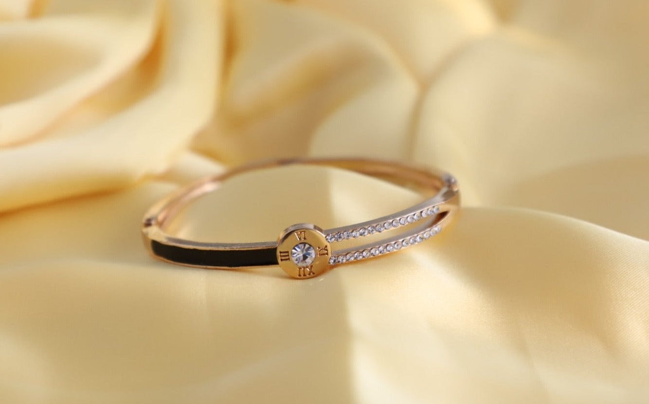 Golden bracelet-Circular stone design